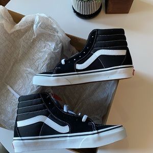 New In Box Vans Black and White Sk8 Hi Size 8
